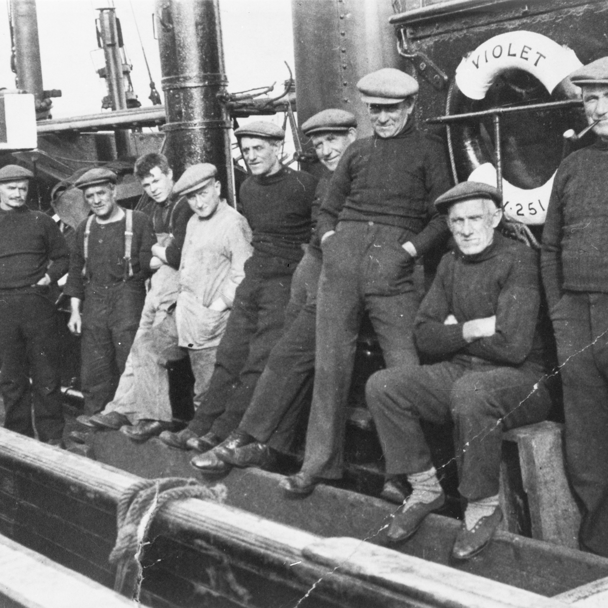 Crew of 'Violet', KY251, Oban, c.1935