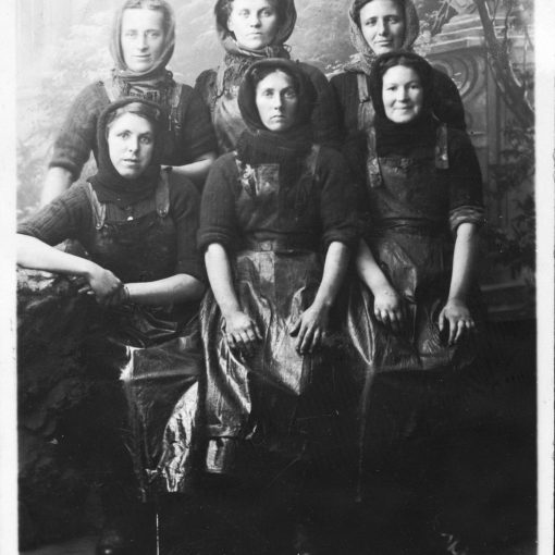 Studio Portrait of Five Herring Lasses, Yarmouth
