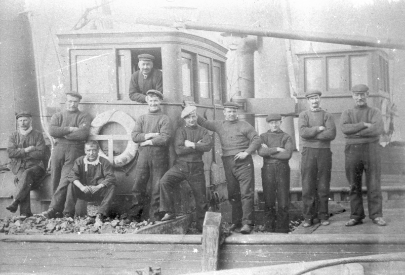 Crew of 'Camellia', KY143, c.1920s