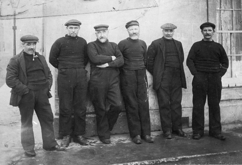 A group of Fisherrow Fishermen at FIsherman's Corner. Far left: Henry 'Cattenbat' Ritch, Second from left: Sandy Craig Third from right: Auld Scott Original image from M. Fairnie via C. Carruthers