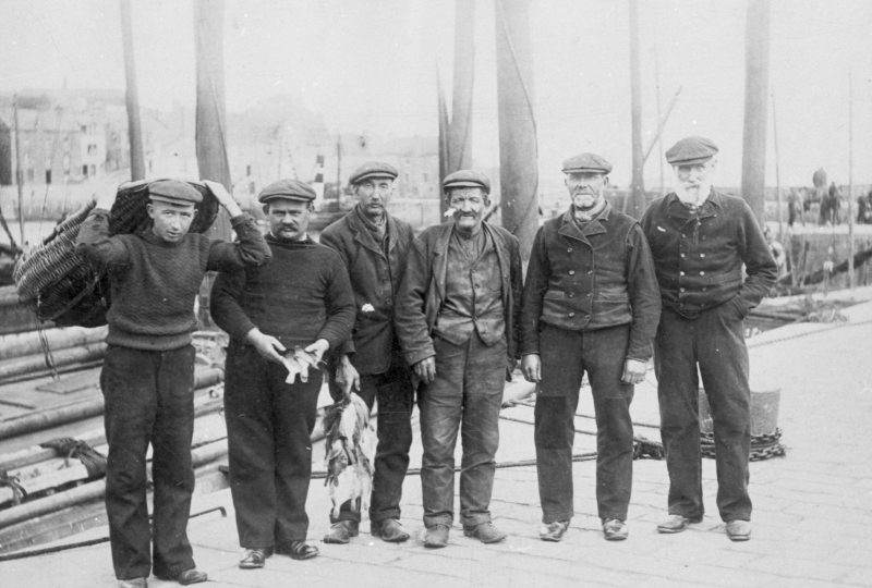 Six men, Pittenweem. Two of the men are holding flat fish. L-R: James Hughes, Thomas Hughes, Thomas Spense, James Dewar, William Horssburgh, and John Doig.