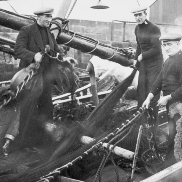Crew of 'Violet', KY251, Anstruther, 1922. L-R: R. Anderson, Les Brown, T. Tarvit, P. Doig, R. Muir, D. Brown, W. Watson, J Watson Senior, Jimmy Watson, John Watson Junior Original image from D. Smith, Cella